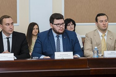 Молодые парламентарии делают первые шаги в законотворчестве